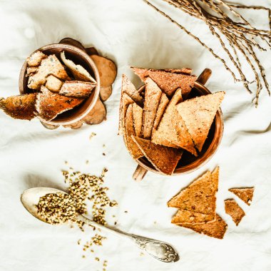 Ev yapımı Mısır kraker, gluten ücretsiz sağlıklı snack, rustik, organ