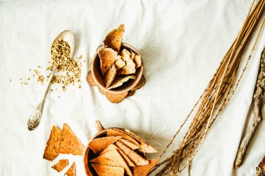 Ev yapımı Mısır kraker, gluten ücretsiz sağlıklı snack, rustik, üst v