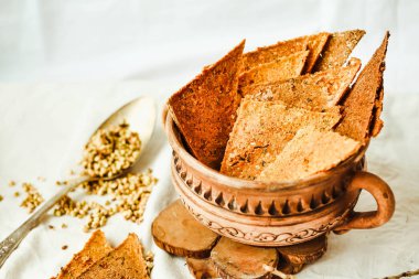 Ev yapımı Mısır kraker, gluten ücretsiz sağlıklı snack, rustik, organ