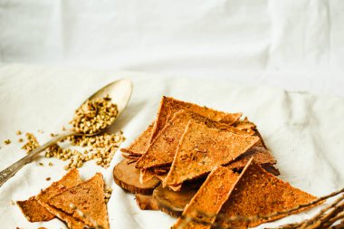 Ev yapımı Mısır kraker, gluten ücretsiz sağlıklı snack, rustik, organ