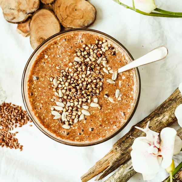 Porridge crudo da semi di lino con cacao, banana e buckwh verde — Foto Stock