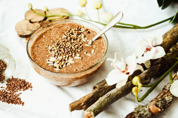 kakao, muz ve yeşil buckwh ile keten tohumu gelen çiğ yulaf lapası