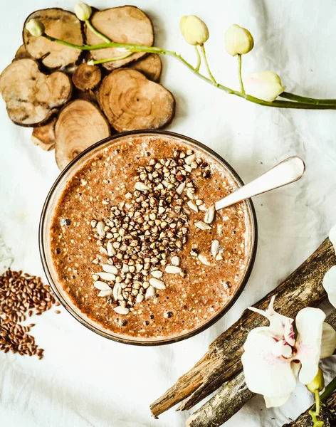 Kakaolu, keten tohumu gelen çiğ yulaf lapası muz