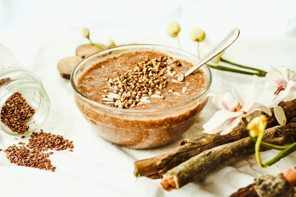 kakao, muz ve yeşil buckwh ile keten tohumu gelen çiğ yulaf lapası