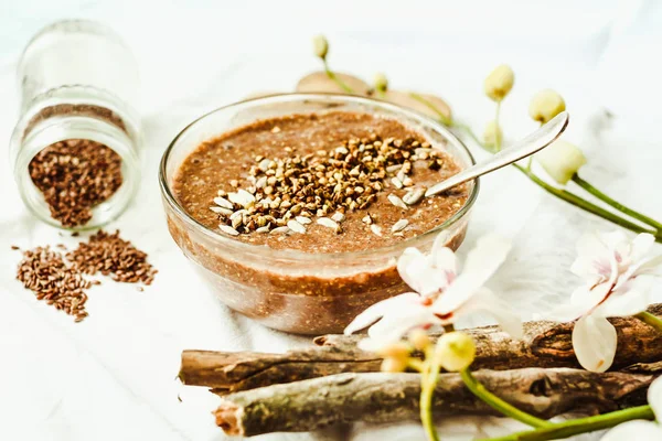 Ruwe pap van lijnzaad met cacao, bananen en groene buckwh — Stockfoto