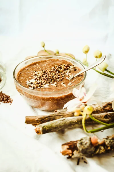 kakao, muz ve yeşil buckwh ile keten tohumu gelen çiğ yulaf lapası