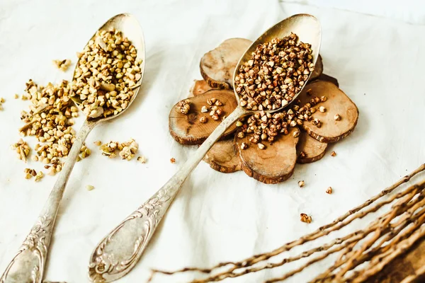 Süßer und salziger grüner Buchweizen in Gewürzen und Kakao, rohes Müsli — Stockfoto