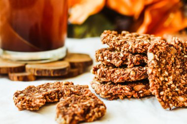 çiğ kabak Çerezler, kakao, incir, yulaf ezmesi, sağlıklı vegan tatlı