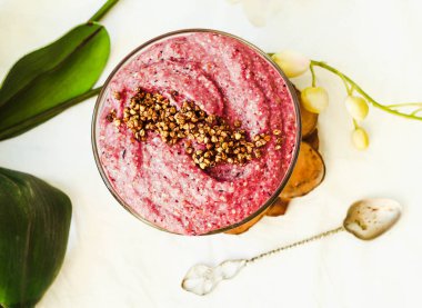 çiğ vegan yoğurt ile yeşil buğday, çilek ve keten, top vie