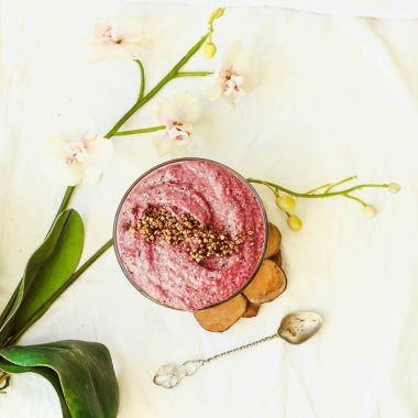 çiğ vegan yoğurt yeşil buğday, çilek ve keten, 