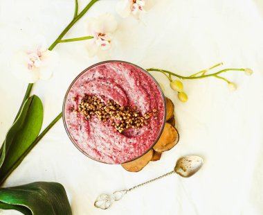 çiğ vegan yoğurt yeşil buğday, çilek ve keten, 