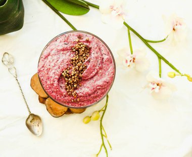 çiğ vegan yoğurt yeşil buğday, çilek ve keten, 