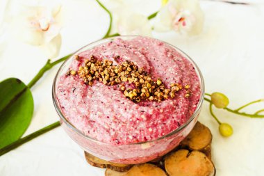 çiğ vegan yoğurt yeşil buğday, çilek ve keten, 