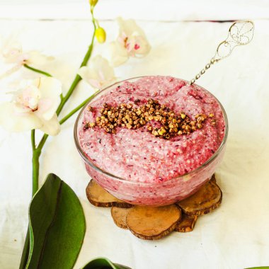 çiğ vegan yoğurt yeşil buğday, çilek ve keten, 