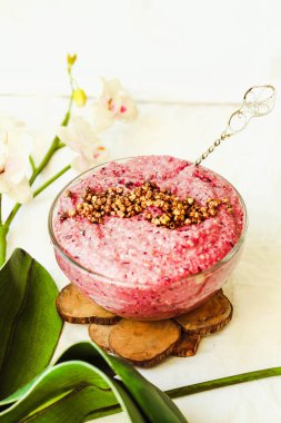 çiğ vegan Yoğurtlu yeşil buğday, çilek ve keten, şartlarını