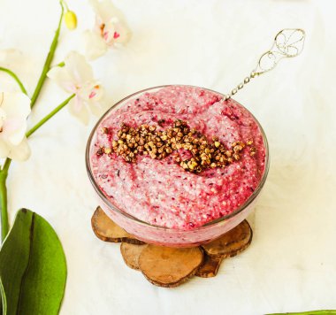 çiğ vegan Yoğurtlu yeşil buğday, çilek ve keten, şartlarını