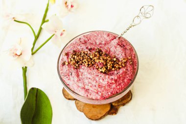 çiğ vegan yoğurt yeşil buğday, çilek ve keten, 