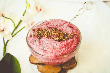çiğ vegan yoğurt yeşil buğday, çilek ve keten, sesi ile