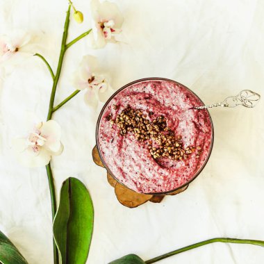 çiğ vegan yoğurt yeşil buğday, çilek ve keten, 