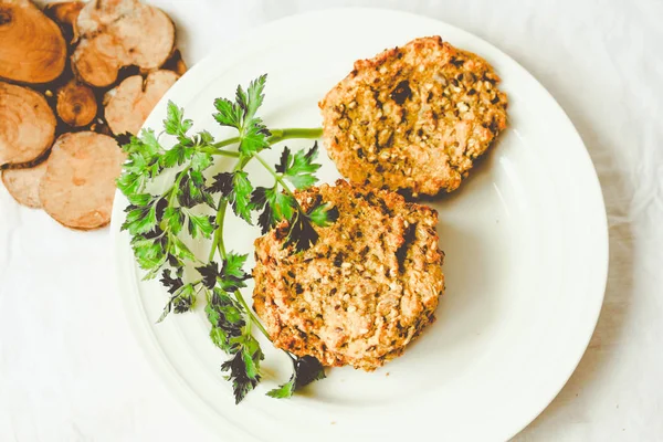 Mercimek ve buğday, vegan, tonlama ile havuç hamburger