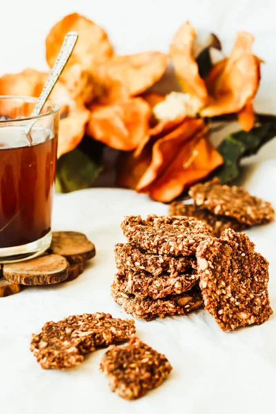 Biscoitos de abóbora crus, cacau, figos, aveia, sobremesa vegan saudável — Fotografia de Stock