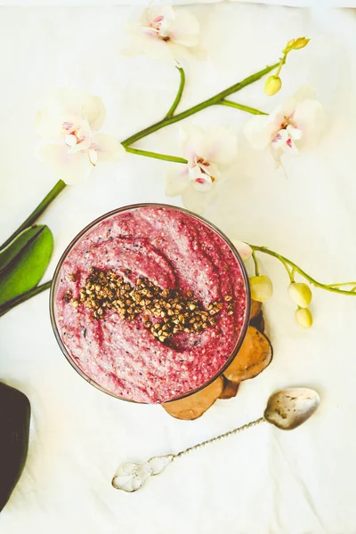 Roher veganer Joghurt mit grünem Buchweizen, Beeren und Flachs, Ton — Stockfoto