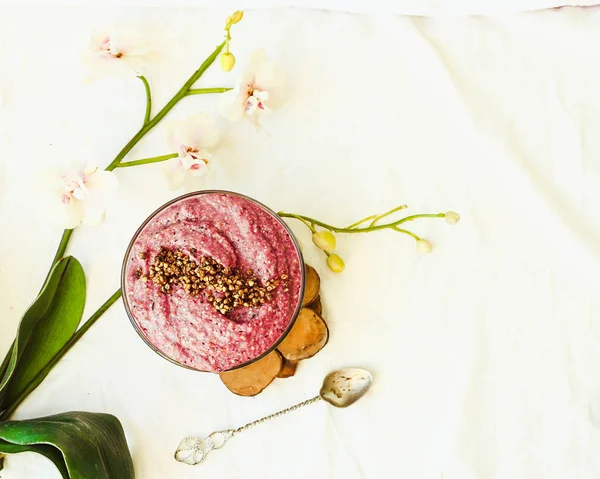 çiğ vegan yoğurt yeşil buğday, çilek ve keten, 