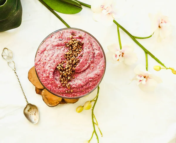 çiğ vegan yoğurt yeşil buğday, çilek ve keten, 