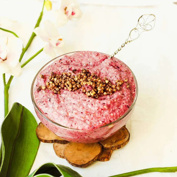 çiğ vegan yoğurt yeşil buğday, çilek ve keten, 