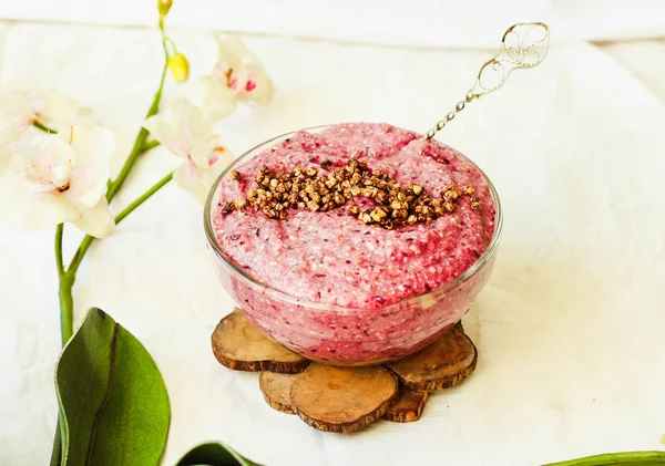 çiğ vegan Yoğurtlu yeşil buğday, çilek ve keten, şartlarını