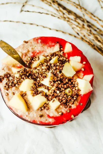 Smoothie-Schüssel mit Banane, Apfel und Erdbeersoße, von oben — Stockfoto