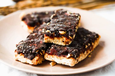 Ham ev yapımı şeker Snickers, sağlıklı vegan tatlılar