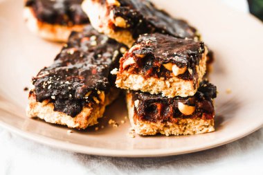 Ham tatlı, sağlıklı vegan şeker karamel ve fındık ile