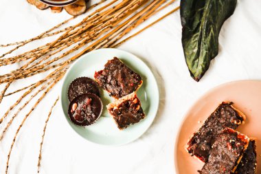 Ham ev yapımı şeker Snickers, sağlıklı vegan tatlılar, üstten görünüm