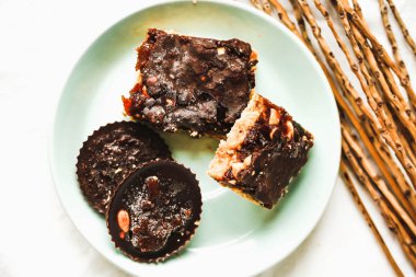 Ham tatlı, sağlıklı vegan şeker karamel ve fındık, üstten görünüm ile