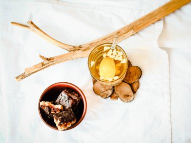 Ham tatlı, vegan karamel ve fındık ile sağlıklı şeker