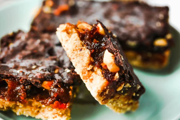 RAW bary domowe Snickers, zdrowe posiłki wegańskie desery — Zdjęcie stockowe