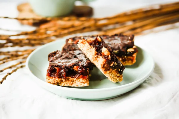 Råa dessert, frisk vegan godis med kola och nötter — Stockfoto