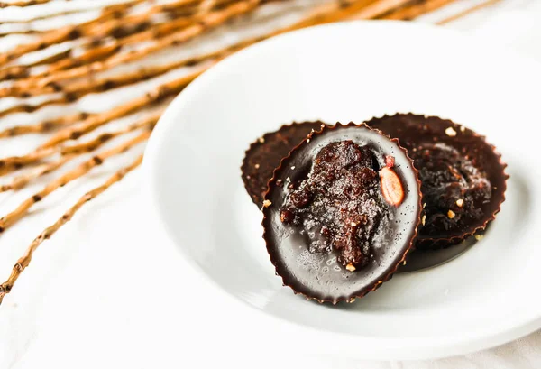 Dulces de chocolate caseros crudos con pasas y semillas de girasol — Foto de Stock