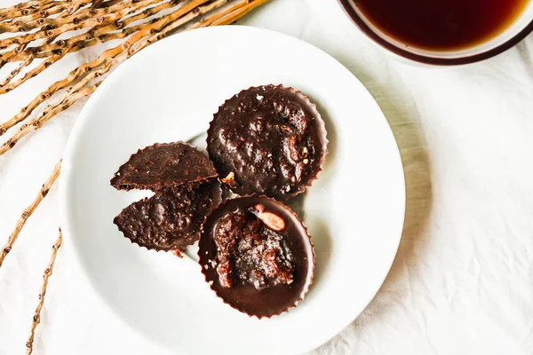 Rå hemmagjord choklad godis med russin och solrosfrön — Stockfoto