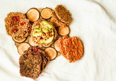 ürün yelpazesine çiğ ekmek, sağlıklı kraker, vegan diyet