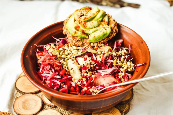 Raw cabbage salad with beets and crackers with avocado — Stock Photo, Image