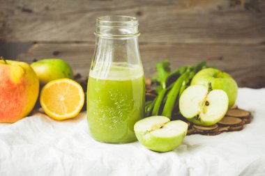 Yeşil elma ve kereviz, taze meyve suyu Detoks renklendirme