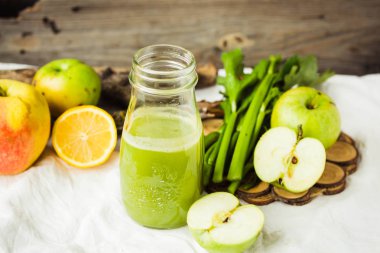 Yeşil elma lahana, limon ve celer taze organik meyve suyu Detoks