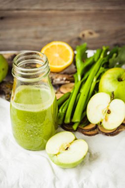 Yeşil elma ve kereviz taze organik meyve suyu Detoks