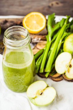 Yeşil elma ve kereviz taze organik meyve suyu Detoks