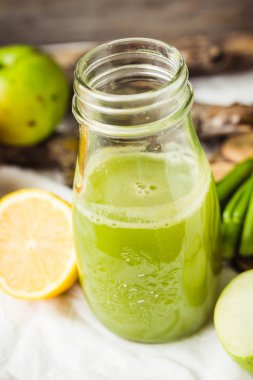 Yeşil elma ve kereviz taze organik meyve suyu Detoks