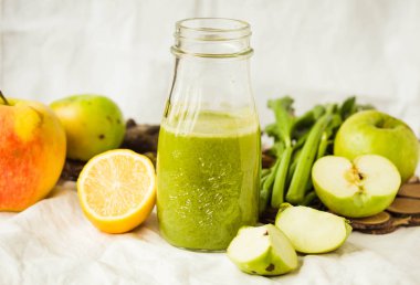 Yeşil Detoks suyu elma, lahana, limon ve kereviz ile