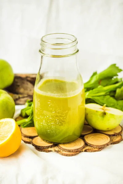 Zelená detoxikační šťáva s apple, kale, citron a celer — Stock fotografie