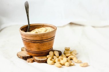 Kaju fıstığı sosu için salata, çiğ vegan peynir nutritio ile fındık